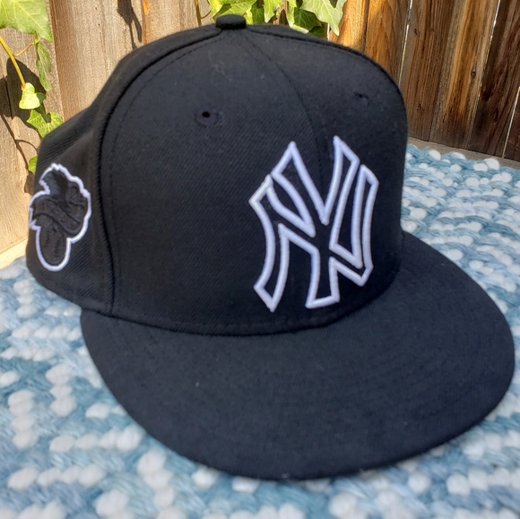 NEW ERA Black Glitter NY Snapback Hat! - Picture 1 of 16